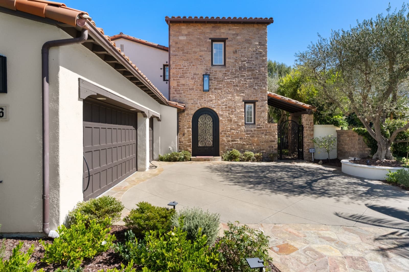 6 Castellina Drive, photo 3 of 39